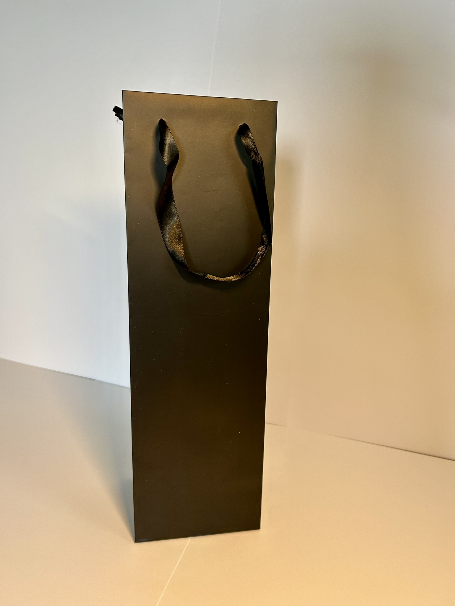 Víno černá LM se stuhou, 115x90x370, 23,50 Kč