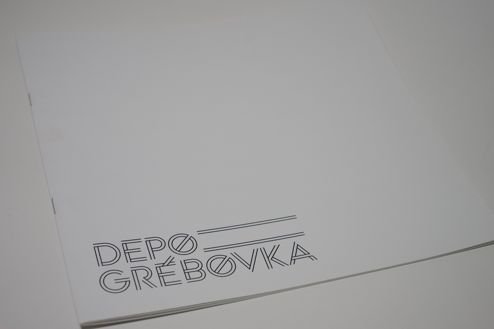 Brožura atypicky velkého formátu, obálka UV lak, vazba V1