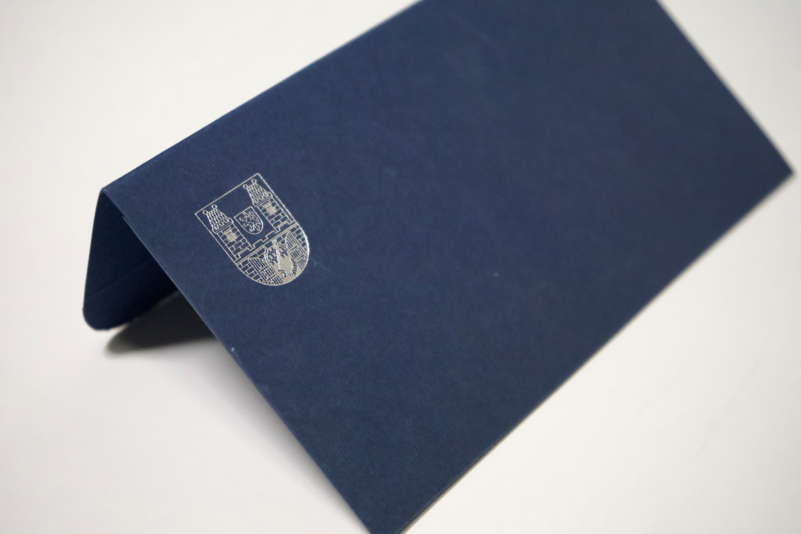 Obálka atyp, speciální barevný papír, stříbrná folioražba